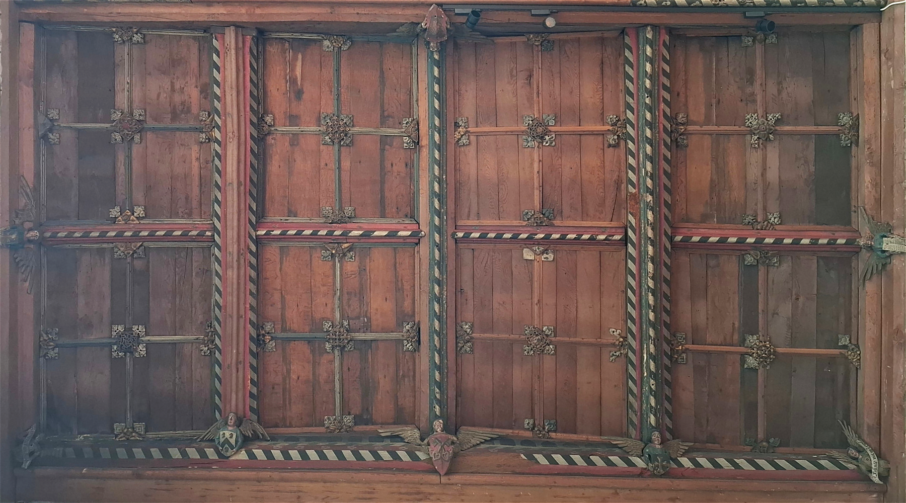 West-up photomap of ceiling bay NA1, with clickable markers for its carved figures